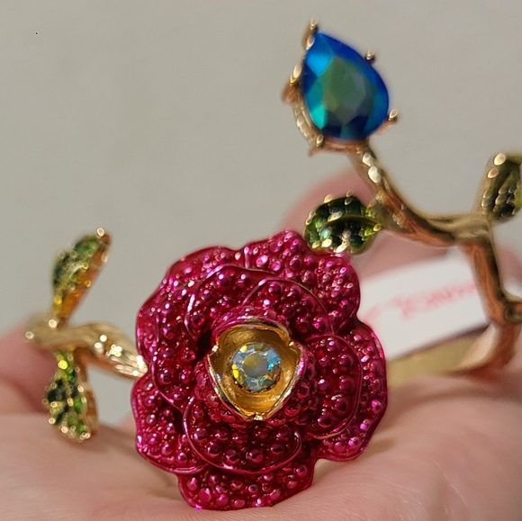 BETSEY JOHNSON ROSE FLOWER HINGED BANGLE CUFF BRACELET gold tone hinged bangle - Picture 6 of 12